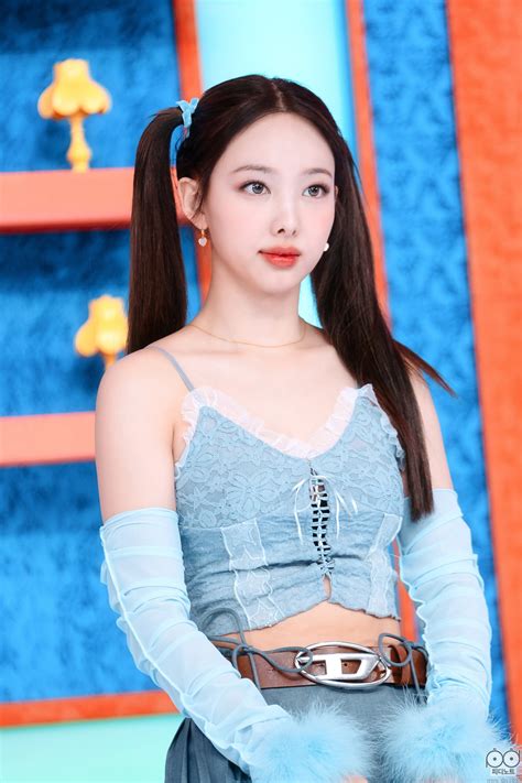 nayeon talk that outfit.